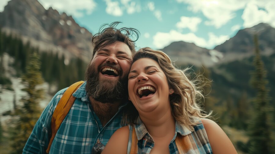 portrait-overweight-couple-traveling-world